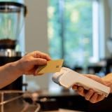 Кешът в България отстъпва по-бързо заради приемането на еврото