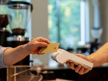 Кешът в България отстъпва по-бързо заради приемането на еврото