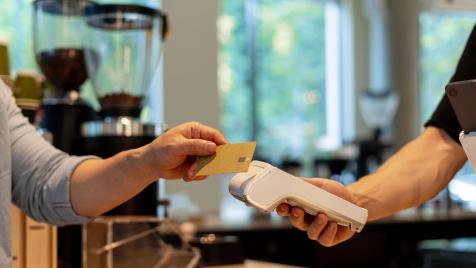 Кешът в България отстъпва по-бързо заради приемането на еврото