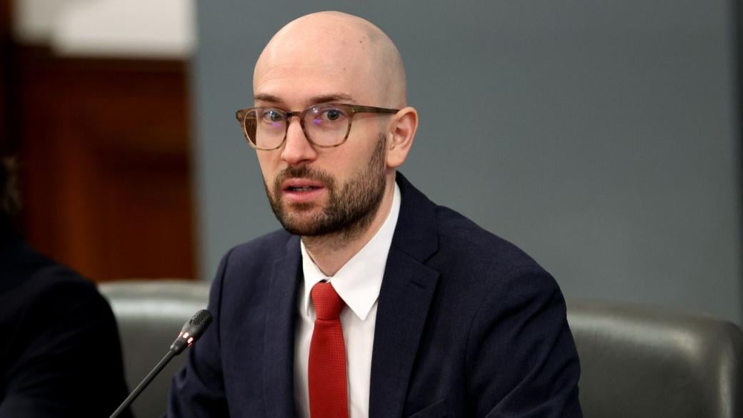 В разрез със закона: „Много“ от държавните служители останаха без увеличение на заплатите