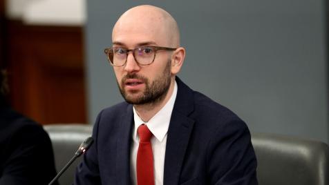 В разрез със закона: „Много“ от държавните служители останаха без увеличение на заплатите