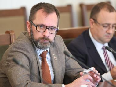 „Тихите подписи“ ли взеха главата на шефа на АПИ?