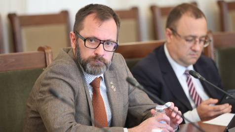 „Тихите подписи“ ли взеха главата на шефа на АПИ?