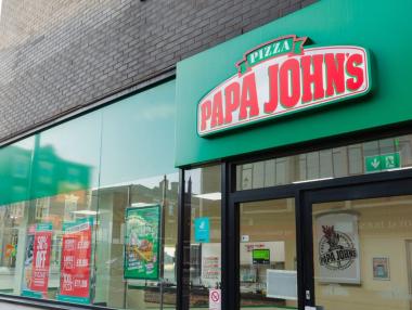 Пицариите Papa Johns затварят стотици обекти