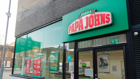 Пицариите Papa Johns затварят стотици обекти