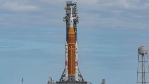 НАСА отложи мисията за кацане на Луната