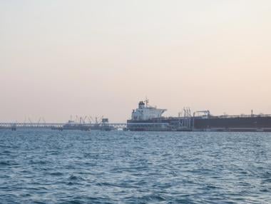 Какви са алтернативните маршрути за петрол към Европа при затваряне на Ормузкия проток?