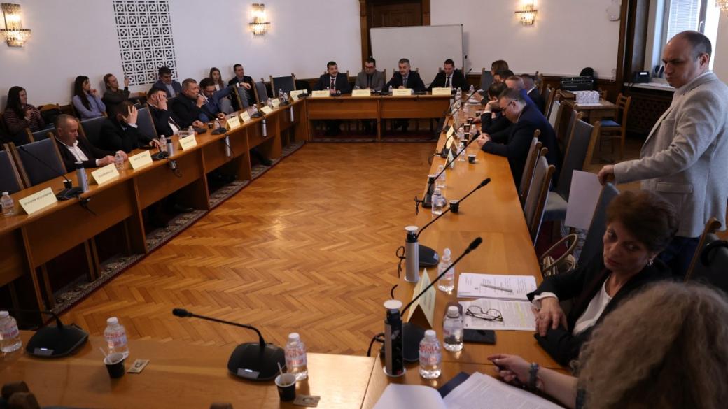 Липса на кворум провали разглеждането на ключовия Закон за обществения транспорт