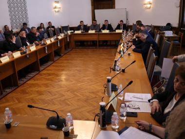 Липса на кворум провали разглеждането на ключовия Закон за обществения транспорт