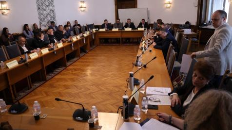 Липса на кворум провали разглеждането на ключовия Закон за обществения транспорт