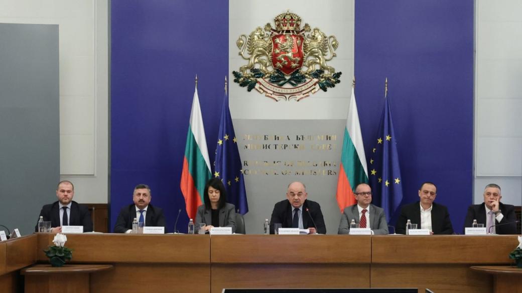 „Нека изчакаме“: За държавата е рано да се говори за поскъпване на горивата