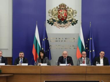 „Нека изчакаме“: За държавата е рано да се говори за поскъпване на горивата