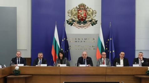 „Нека изчакаме“: За държавата е рано да се говори за поскъпване на горивата