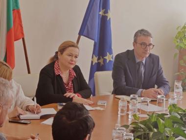 Държавата проверява запасите и цените на горивата