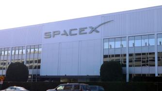 SpaceX на Илон Мъск обмисля листване на борсата Nasdaq