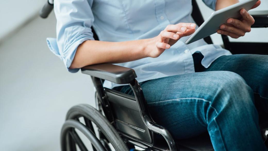 Програмата за хора с увреждания не обучава, а наема чистачи за кратко