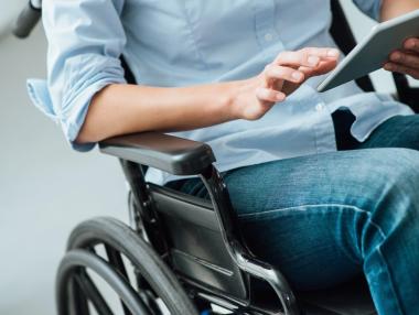 Програмата за хора с увреждания не обучава, а наема чистачи за кратко