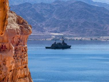Войната с Иран заплашва да блокира още един ключов морски път