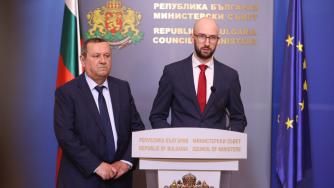 „Бедните“ българи с коли ще получават пари за бензин и дизел при цена €1.60 за литър