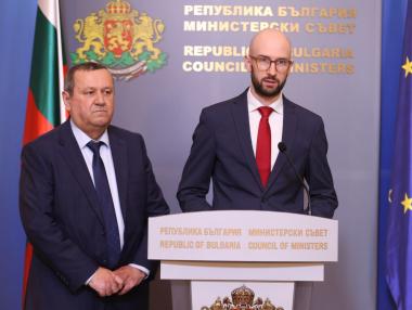 „Бедните“ българи с коли ще получават пари за бензин и дизел при цена €1.60 за литър