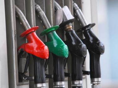 Горивата в България все още струват почти колкото миналата година (Графика)