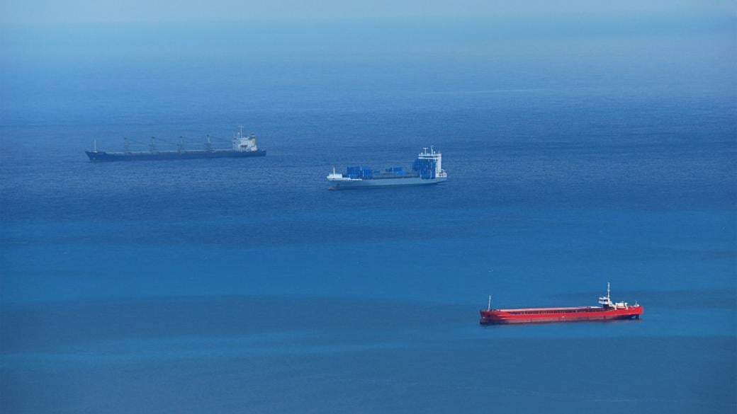 Хоум офис, по-ниски скорости и по-малко полети – спешните мерки за пестене на петрол