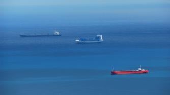 Хоум офис, по-ниски скорости и по-малко полети – спешните мерки за пестене на петрол