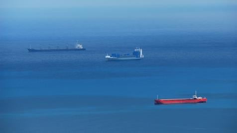 Хоум офис, по-ниски скорости и по-малко полети – спешните мерки за пестене на петрол