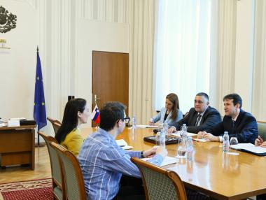 Министър Исмаилов търси 50 млн. евро за жп връзката със Северна Македония