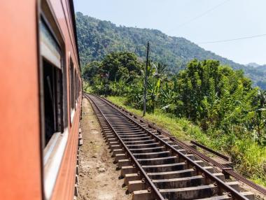 Вечерни новини: Търсят се 50 млн. евро за жп линията към Скопие; По-висок таван за плащания в брой