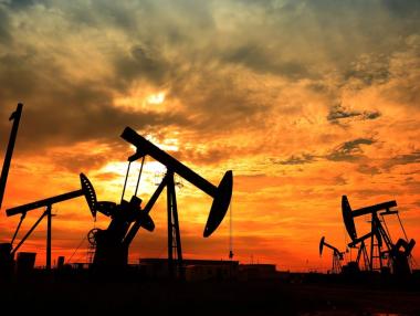 Цената на петрола падна с близо 5% след заявката на Тръмп за преговори с Иран