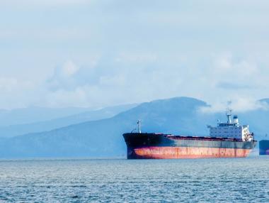 Кораби започнаха директно да искат разрешение от Иран да прекосят Ормуз