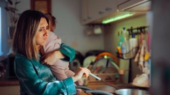 Чувствате се изцедени? Това са 8 типа скрита работа, която натоварва жените