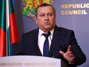 Стотици „бедни“ българи с коли всеки час кандидатстват за €20 от държавата