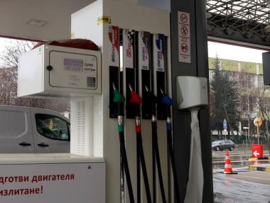 Петролът падна под 100 долара, горивата в България поскъпват