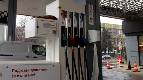 Петролът падна под 100 долара, горивата в България поскъпват