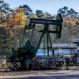 Петролът скочи с 9%, движен от заплахите на Тръмп