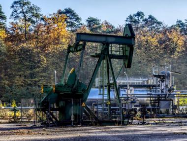 Петролът скочи с 9%, движен от заплахите на Тръмп