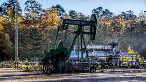 Петролът скочи с 9%, движен от заплахите на Тръмп