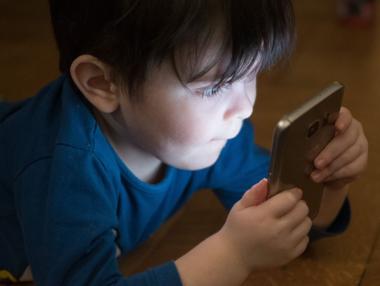 Как да управляваме времето пред екран на децата си?