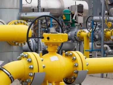 Цената на природния газ в Европа падна с над 15%