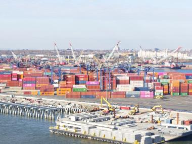 Ще успеят ли корабните компании да излязат от Ормузкия капан?