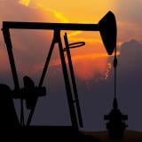 Цената на петрола пада след коментарите на Ванс за преговорите с Иран