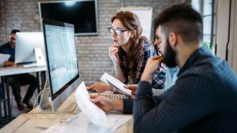 Безработицата в България леко се свива през март