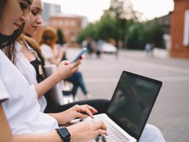 Край на анонимния достъп за деца: ЕС ще проверява възрастта в социалните мрежи