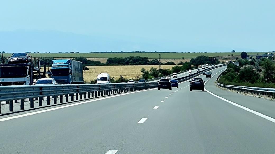 Заради неравности: АПИ ограничава до 100 км/ч движението по част от „Тракия“