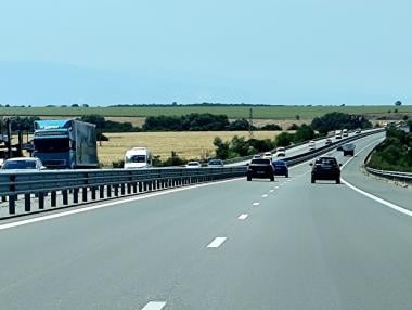 Заради неравности: АПИ ограничава до 100 км/ч движението по част от „Тракия“