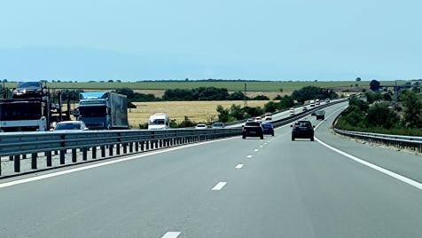 Заради неравности: АПИ ограничава до 100 км/ч движението по част от „Тракия“