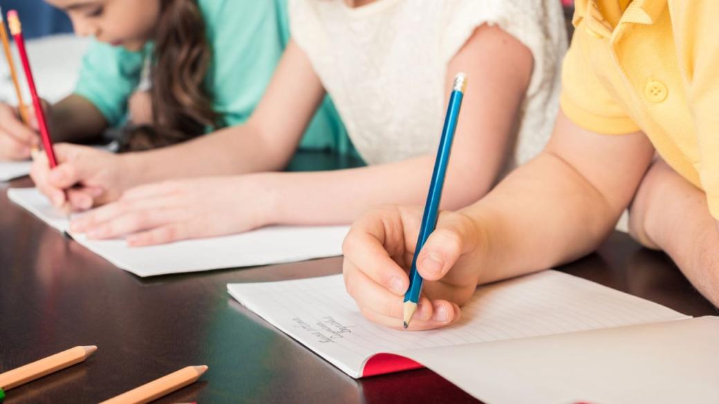 Обратно към книгите – училищата в Швеция ограничават дигиталното обучение