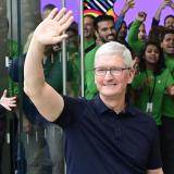 Тим Кук изненадващо напуска главния директорски пост в Apple